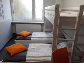 Хостелы Hostel Sopot Centrum Сопот Двухместный номер с двуспальной кроватью и дополнительной кроватью-2