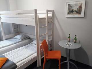 Хостелы Hostel Sopot Centrum Сопот Двухместный номер с двуспальной кроватью и дополнительной кроватью-4