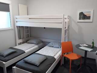 Хостелы Hostel Sopot Centrum Сопот Двухместный номер с двуспальной кроватью и дополнительной кроватью-2